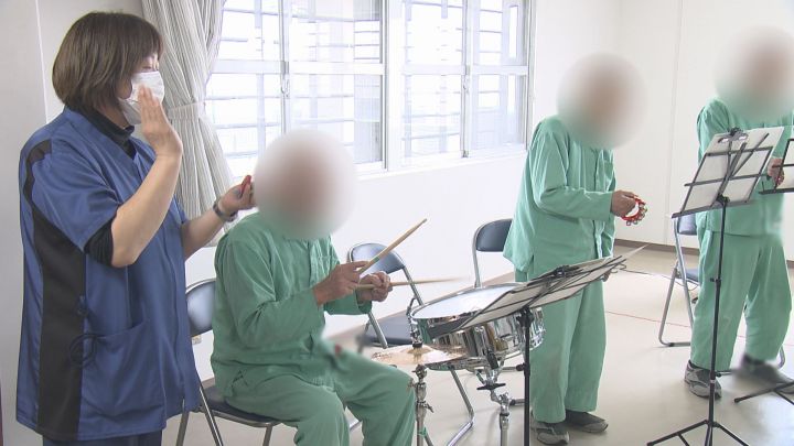 【拘禁刑】受刑者和気あいあい、変わる刑務所　合唱にメダカの飼育も
